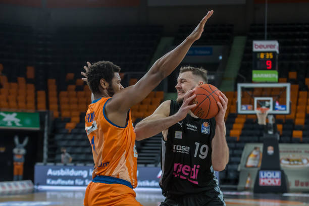 从财务和竞 从财务和竞