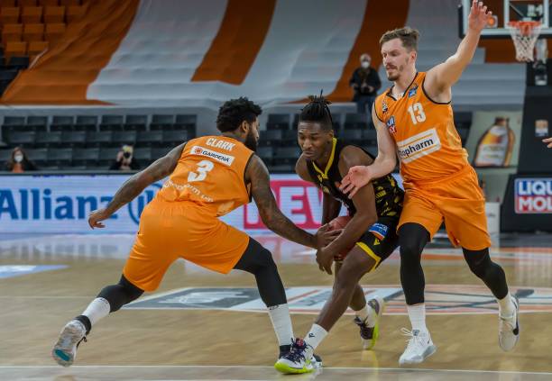 赛场上屡立 赛场上屡立